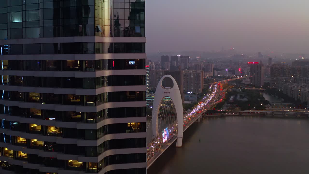 puente liede de guangzhou con tráfico pesado por la noche en una hermosa puesta de sol colorida