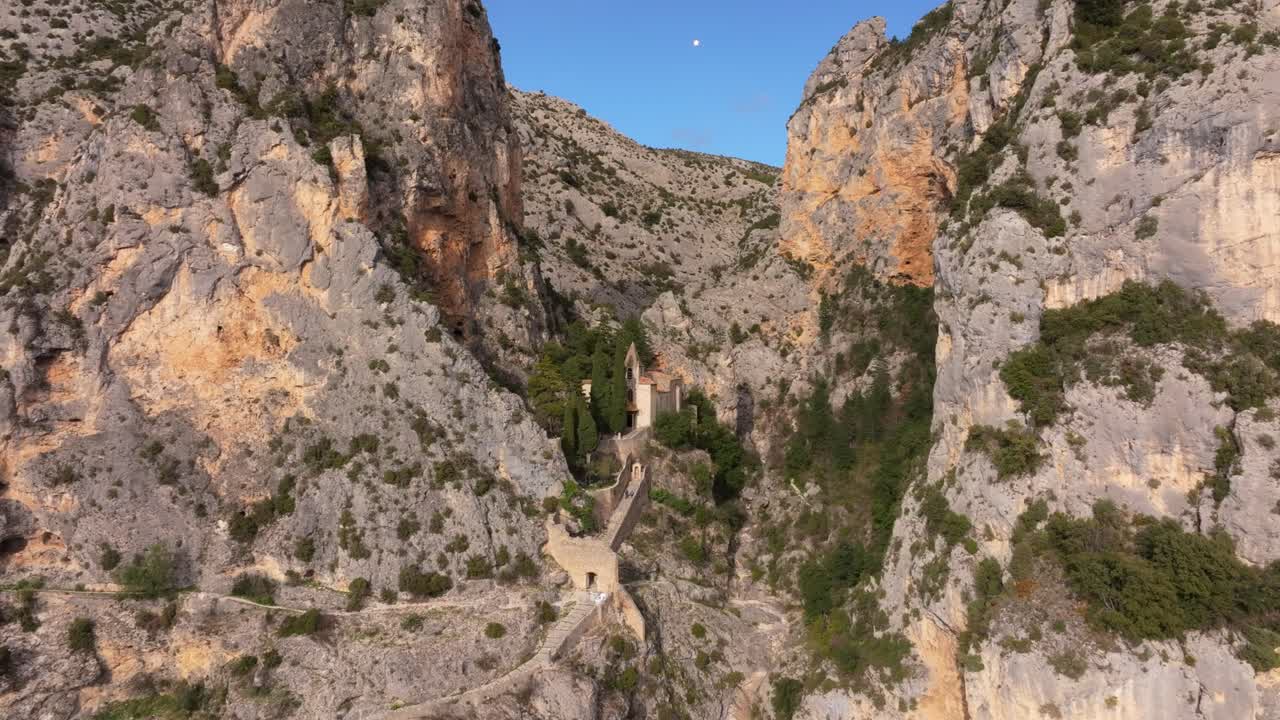 Vista aerea della cappella di Notre-Dame de Beauvoir sopra Moustiers-Sainte-Marie