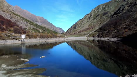 espectacular lago del lago della rovina con montañas de fondo, italia, provincia de cuneo