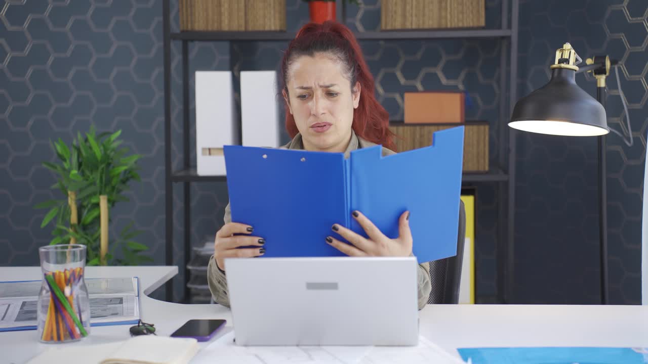 la mujer de negocios enojada cierra los archivos enojada.