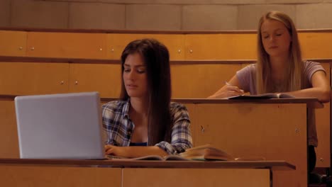 estudiantes tomando notas en clase