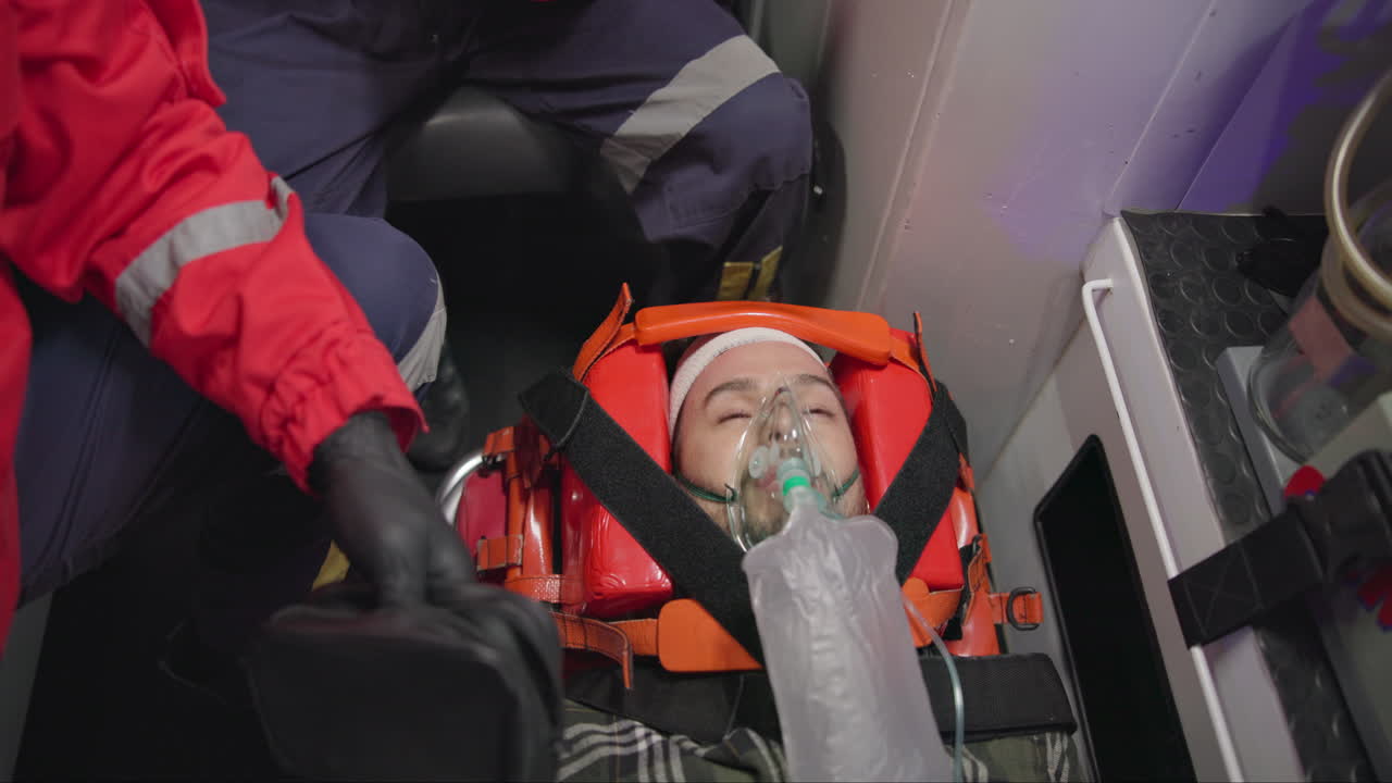 환자, 구급대원, 그리고 눈에 빛을 비추고