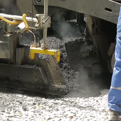 pavimentadores con orugas que colocan asfalto