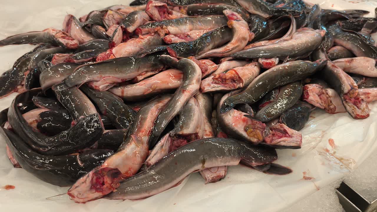 Nyrensade malar är prydligt arrangerade på en bädd av is. Dessa förberedda fiskar är redo för försäljning, vilket erbjuder bekvämlighet för kunder att tillaga omedelbart efter en snabb sköljning.