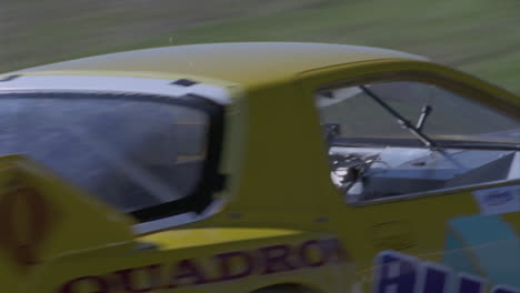 conducción de coches de carreras en una pista de circuito