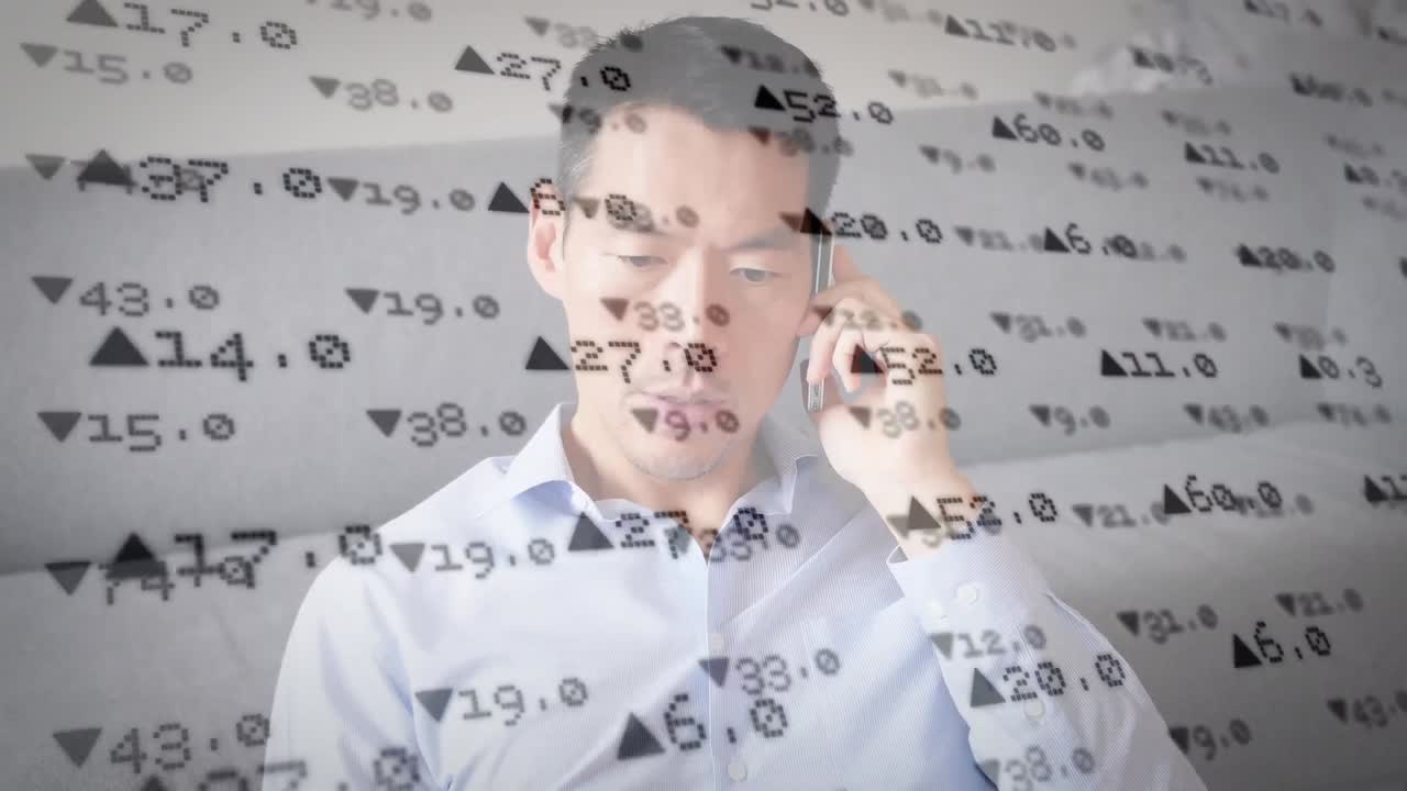 스마트 폰을 사용하는 사람 위의 데이터 처리 애니메이션