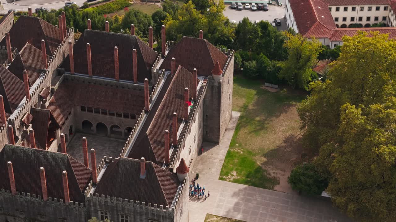 포르투갈 브라간사 공작 궁전에서 포르투갈 국기가 펄럭이는 모습