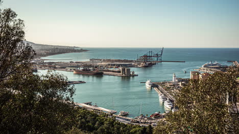 vista sobre el puerto industrial de málaga en españa