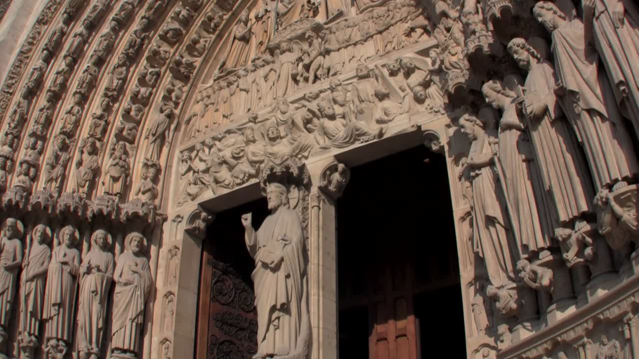 노트르담 대성당 파리 프랑스의 외관 위로 휴대용 기울기