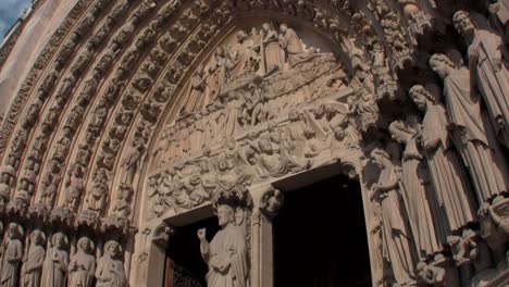 inclinación de mano hacia arriba de la fachada de la catedral de notre dame de parís francia