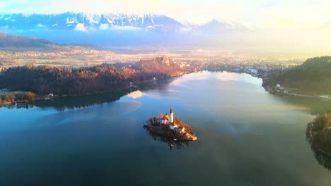 Impresionante-Vídeo-Aéreo-De-Un-Dron-En-4k-Captura-El-Lago-Bled,-Eslovenia,-Al-Amanecer