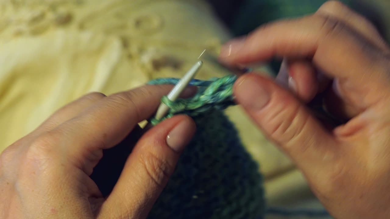 여성 손가락의 관점으로 스카프를 뜨개질