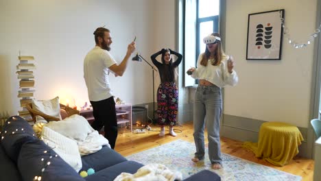 familia disfrutando de la experiencia de vr en el hogar