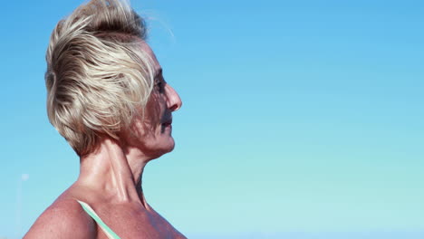 Mujer-Mayor-En-Forma-Haciendo-Una-Pausa-En-Su-Carrera