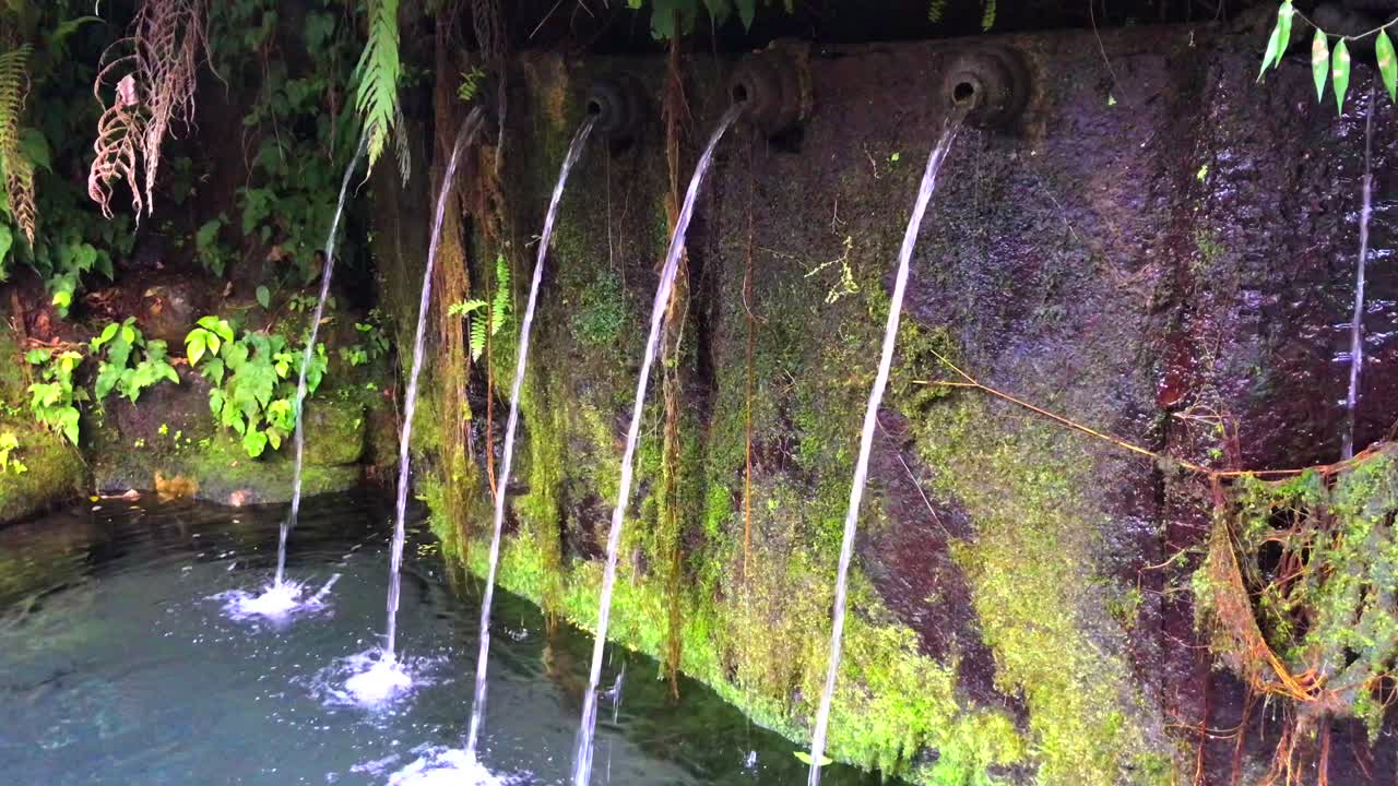 fuente de agua en ubud, bali, indonesia