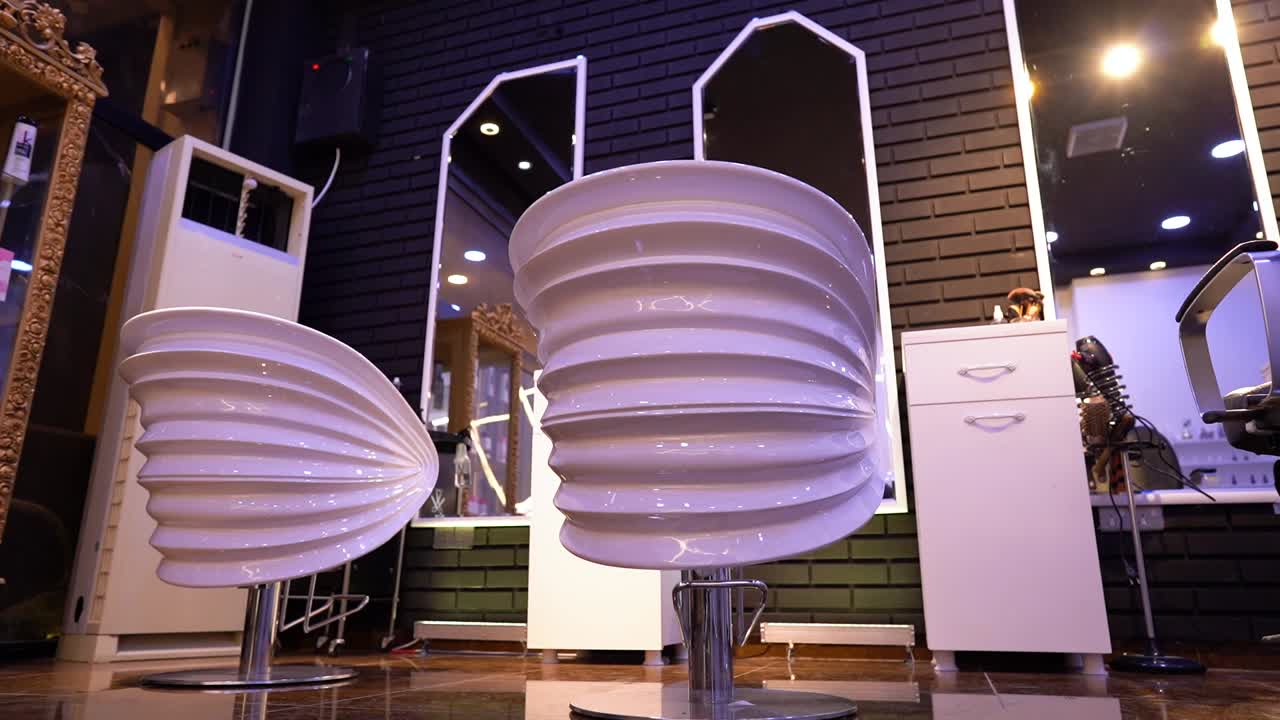 미용실에 있는 빈 의자의 가로 샷