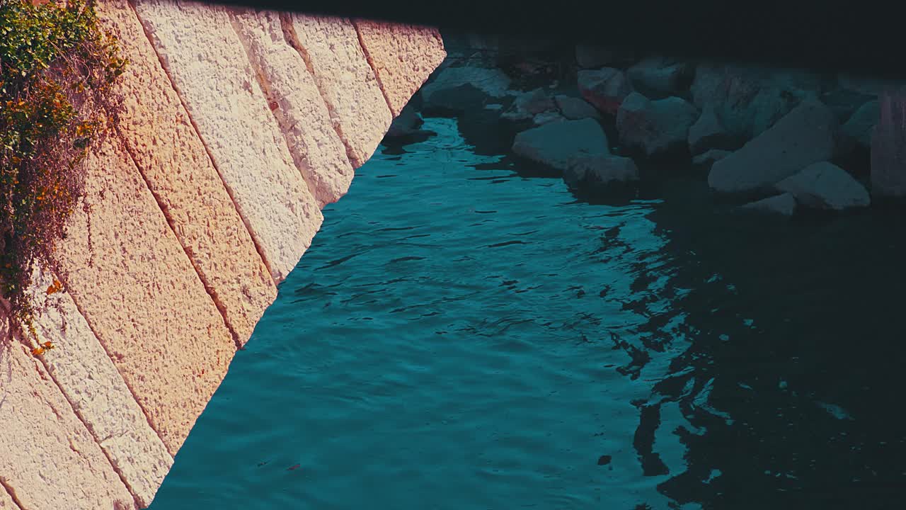 흐르는 다리 아래 강