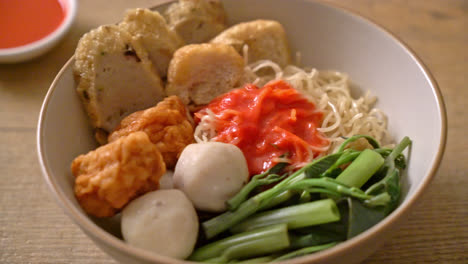 Fideos-De-Huevo-Con-Bolas-De-Pescado-Y-Bolas-De-Gambas-En-Salsa-Rosa,-Yen-Ta-Four-O-Yen-Ta-Fo---Comida-Asiática