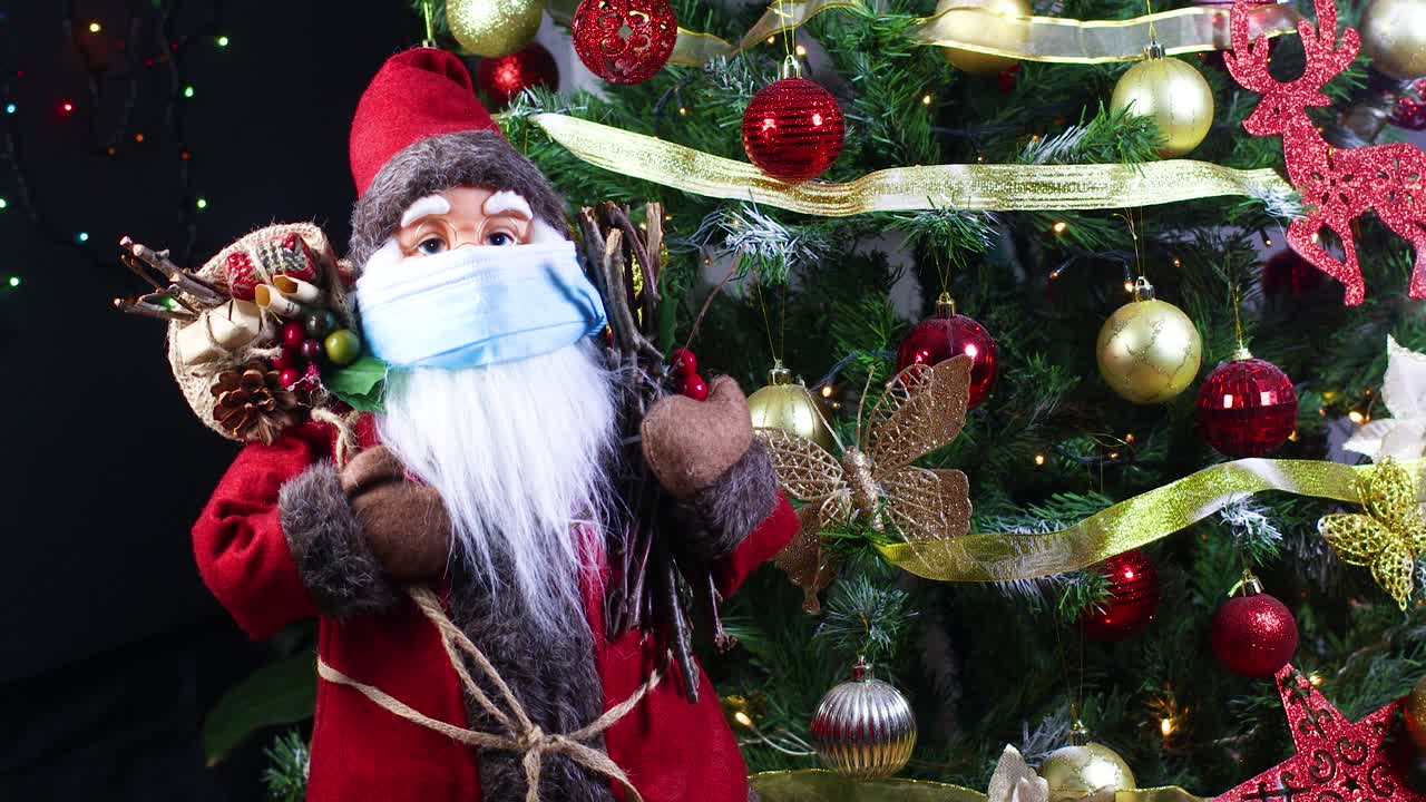 árbol de navidad y santa claus con máscara facial