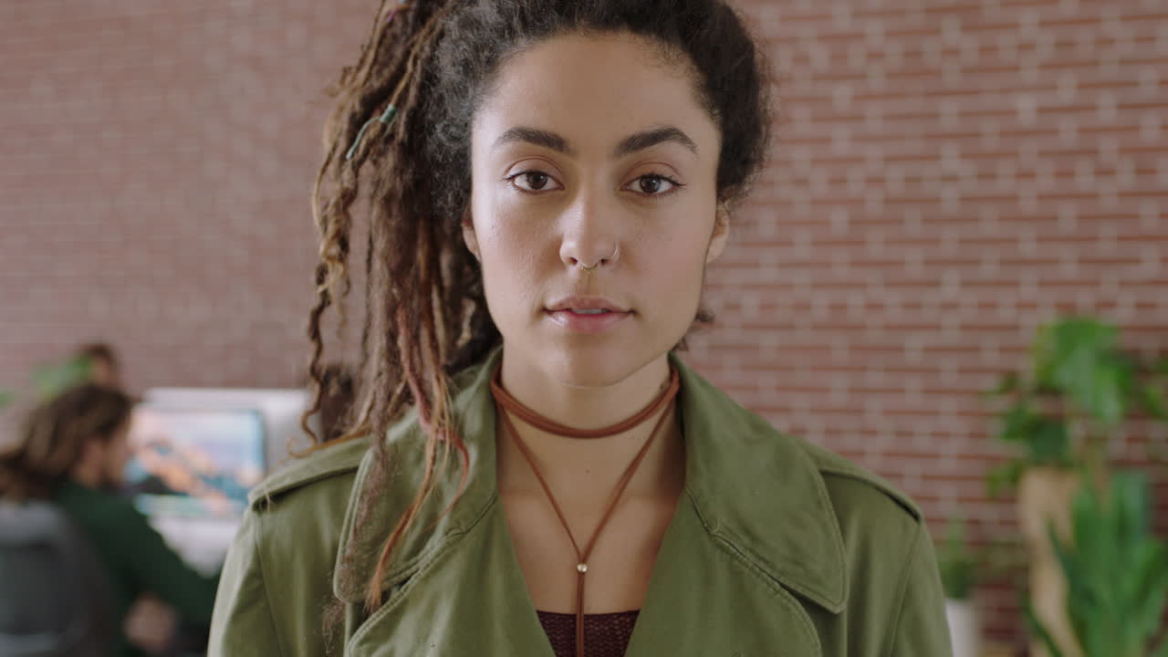 retrato de una mujer joven atractiva que parece seria pensativa ante la cámara exitosa emprendedora mujer de negocios en una oficina contemporánea