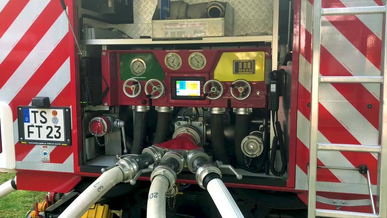 camión de bomberos alemán rociando agua para niños y árboles en un caluroso día de verano-13