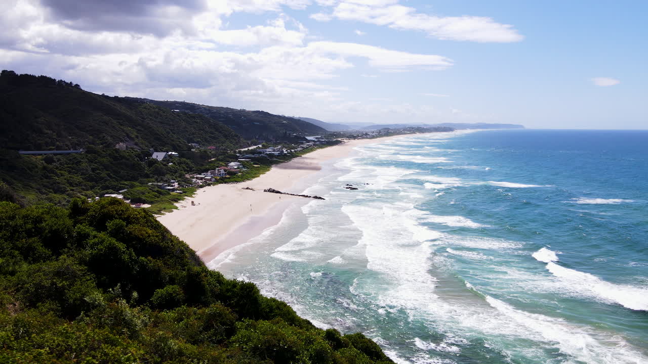 pintoresca playa salvaje con olas rodantes - vista aérea panorámica, ruta del jardín