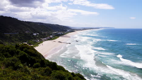 Malerischer-Wildnisstrand-Mit-Rollenden-Wellen---Panoramablick-Aus-Der-Luft,-Garden-Route