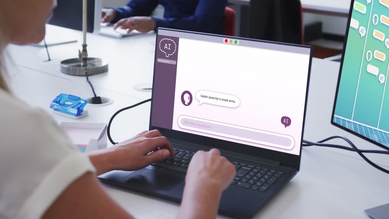 mujer caucásica en la oficina usando computadoras con mensajes digitales en las pantallas