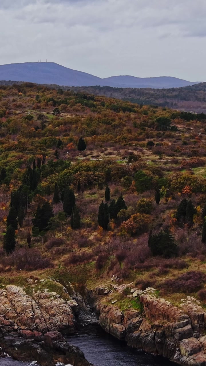 Vista aerea di un bellissimo paesaggio costiero in Bulgaria al tramonto