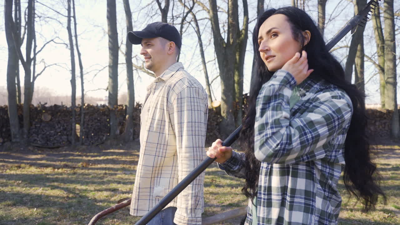 백인 부부 와 그 들 의 개 가 시골 을  ⁇ 고 있다. 그 사람 은  ⁇ 바구니 를 들고 있다