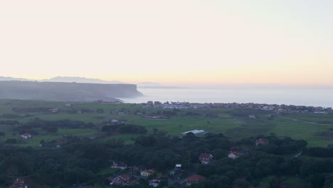 Puesta-De-Sol-Horizonte-Del-Mar-De-Vizcaya,-Ciudad-Costera-Española-Playa-De-Isla-Aérea