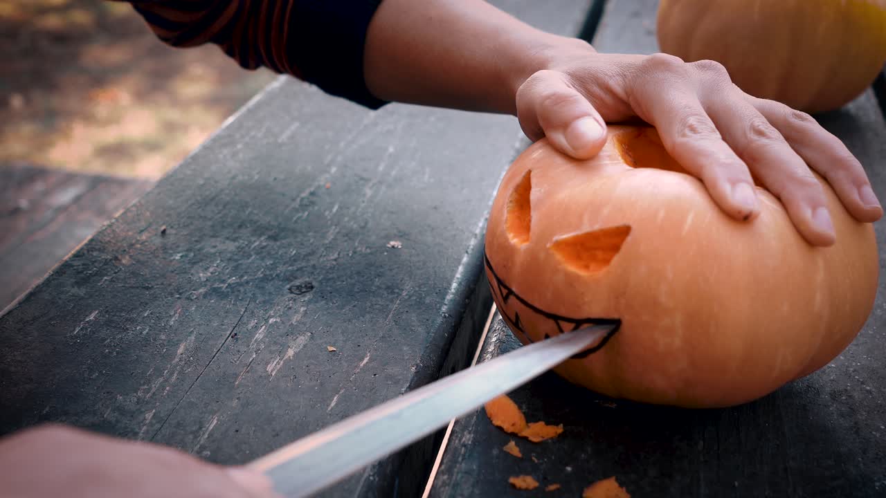 무서운 할로윈 호박에 미소를 슬라이스