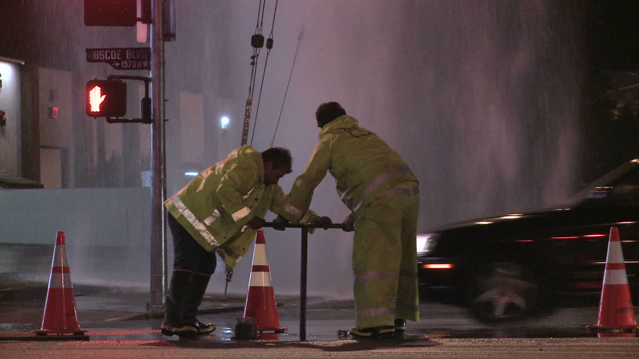 소방관은 로스 앤젤레스에서 고장난 급수관을 폐쇄하려고합니다 4