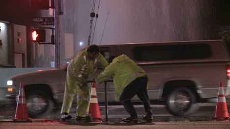 Los-Bomberos-Intentan-Cerrar-Una-Tubería-De-Agua-Rota-En-Los-Ángeles-4