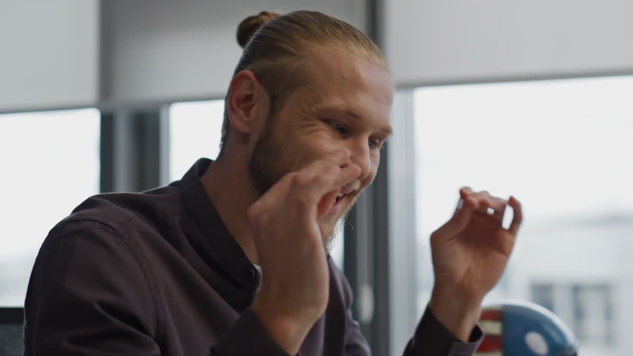 hombre de negocios con gestos discutiendo con la computadora llama a la oficina de primer plano. desarrollador disputando