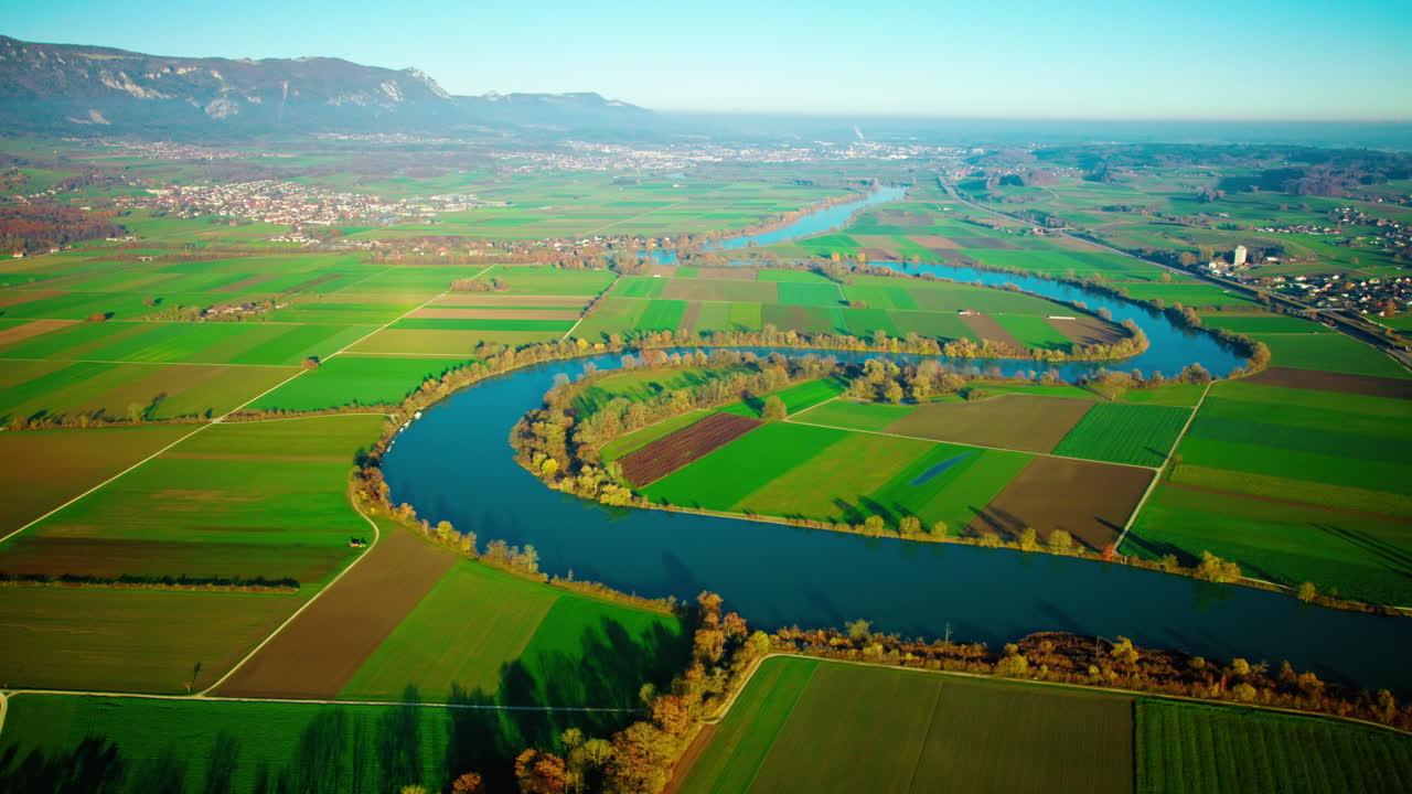 스위스 솔토른의 그렌헨 근처의 시골 초록 을 가로질러 흐르는 아레 강
