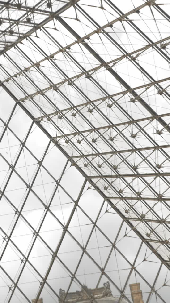 Vista dell'Interno del Museo del Louvre e della Struttura della Piramide di Vetro