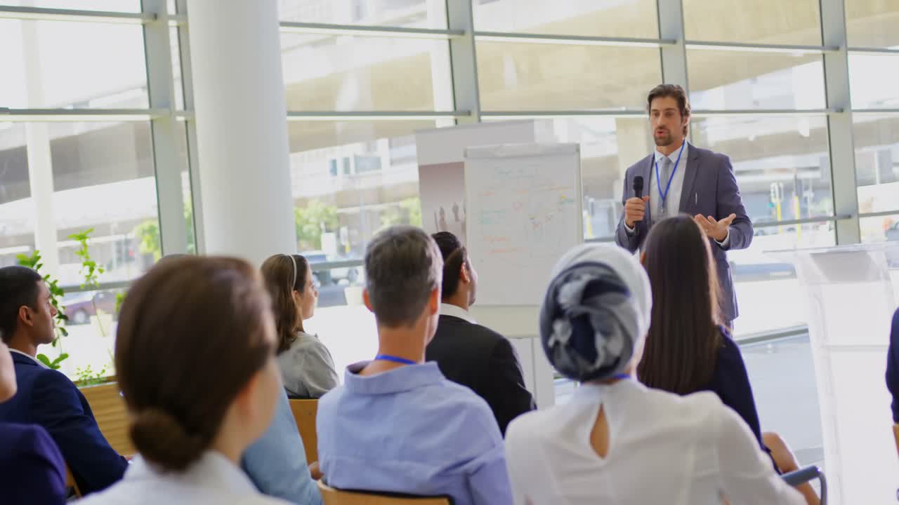 비즈니스 세미나에서 클립보드를 가진 남성 강연자 4k