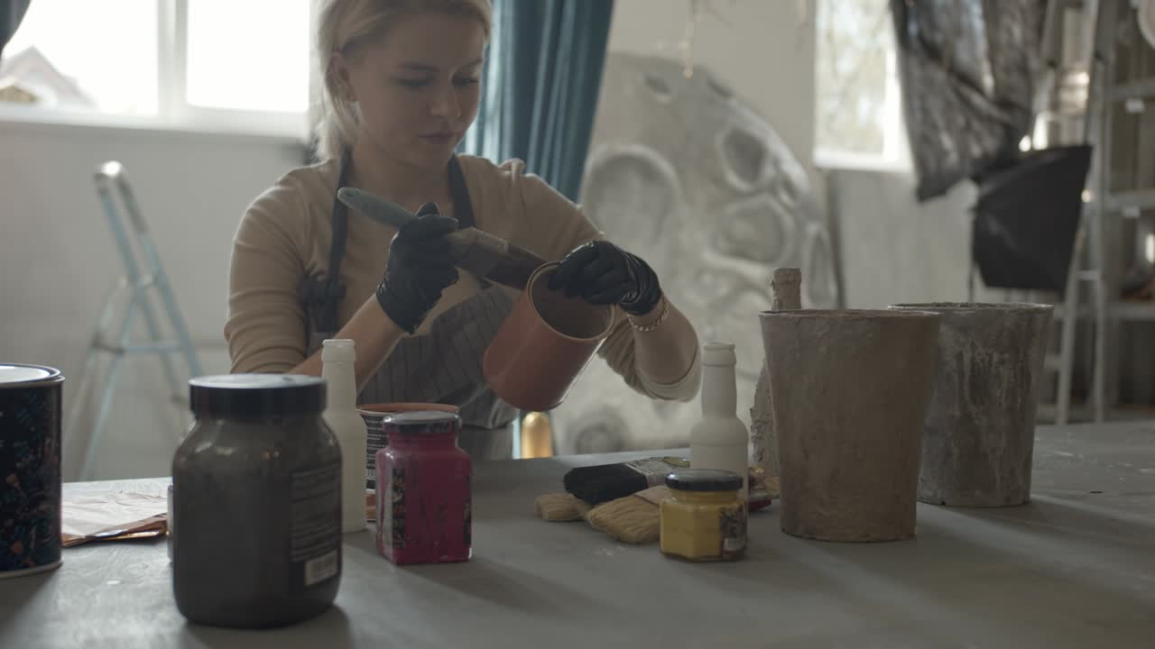 девочка-мастер работает над творческим проектом.