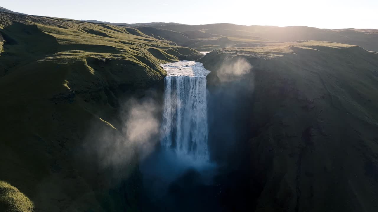 imágenes aéreas de drones de la cascada de skogafoss en islandia durante el amanecer
