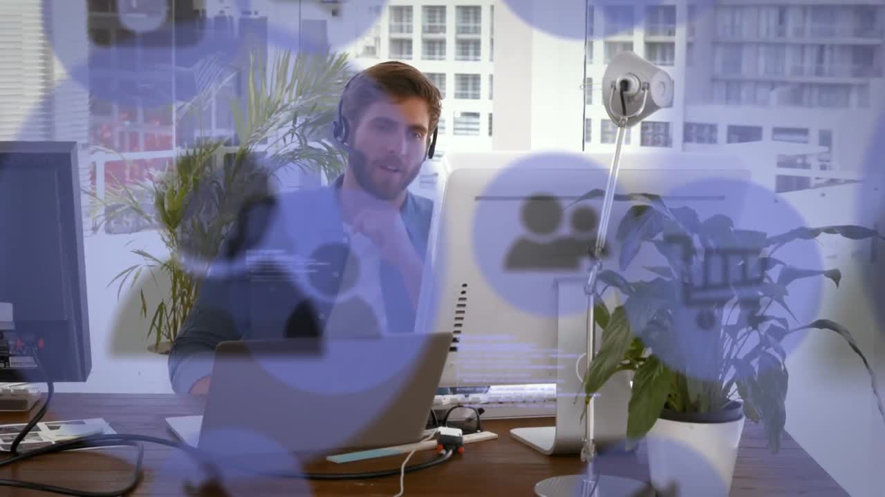 анимация цифровых икон онлайн-покупок над человеком с телефонной гарнитурой с помощью компьютера