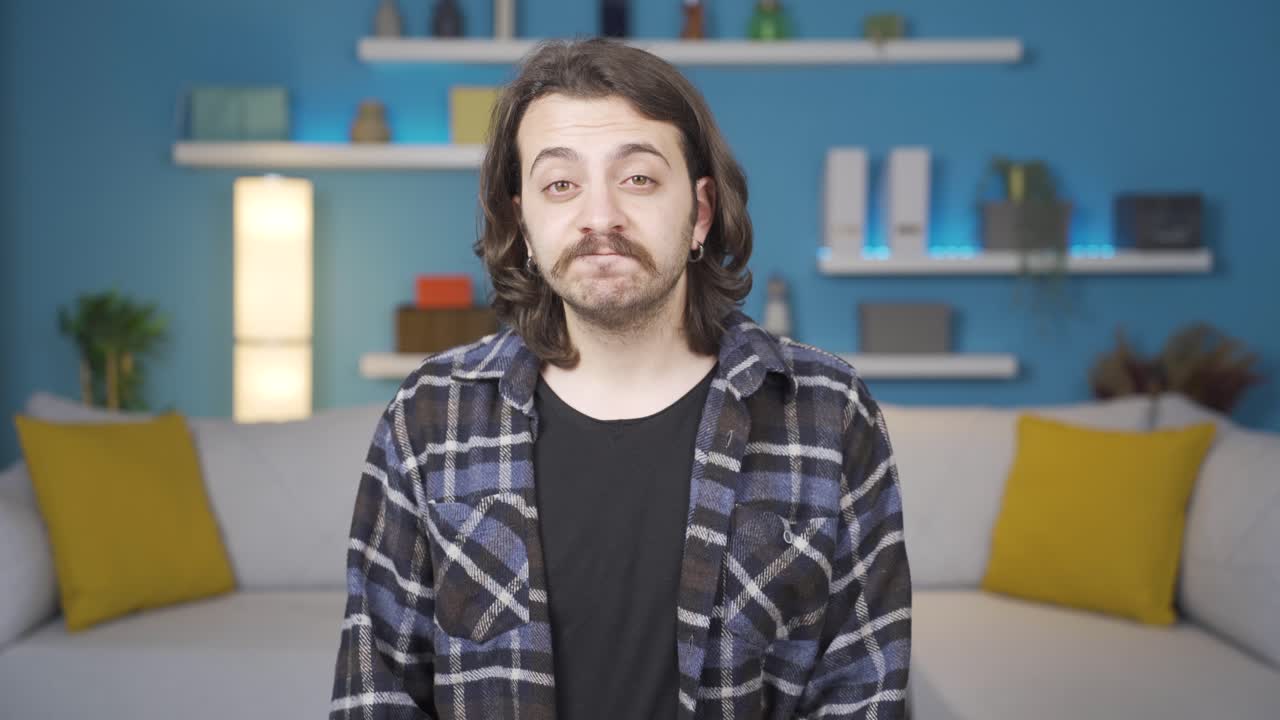 un hombre que escucha y aprueba. él asiente. sí.