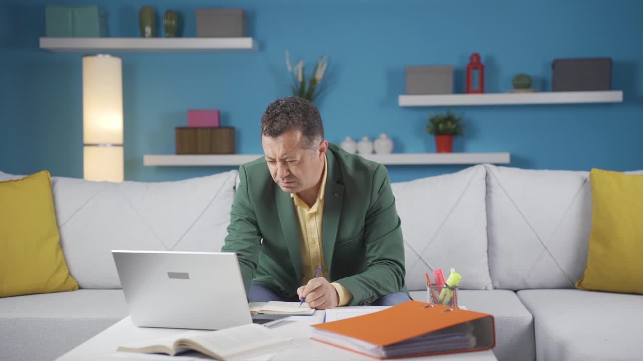 trabajador de oficina en casa, hombre que trabaja en serio y concentrado.