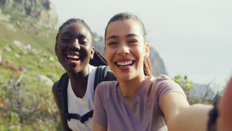 Two-girl-friends-taking-a-selfie-while-hiking