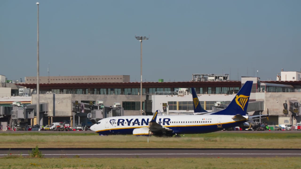 Avión de pasajeros de Ryanair rodando en la pista del aeropuerto