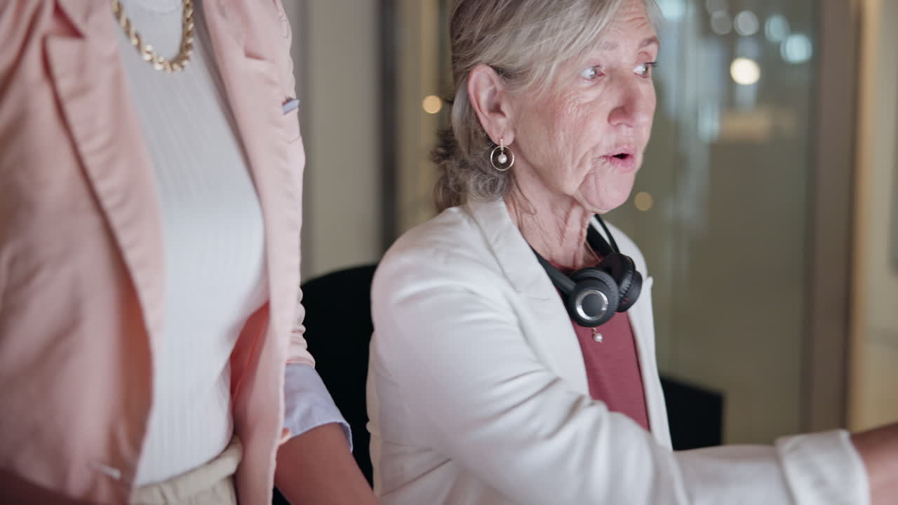 여자, 태블릿 또는 콜 센터에서 관리자 훈련