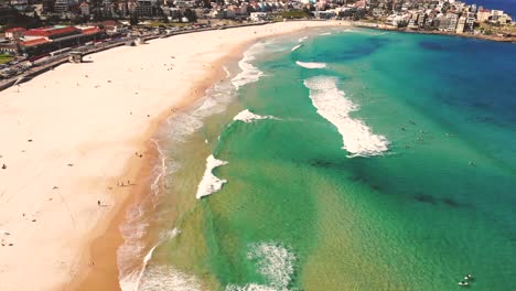 Drohnenaufnahme-Von-Wellen,-Die-Am-Bondi-Beach-Zusammenbrechen