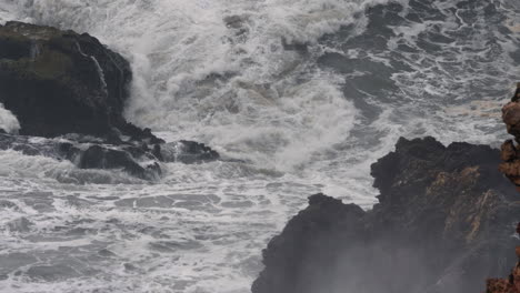 Olas-Oceánicas-Masivas-Y-Poderosas-Aplastando-La-Costa-En-Nazaré,-Portugal