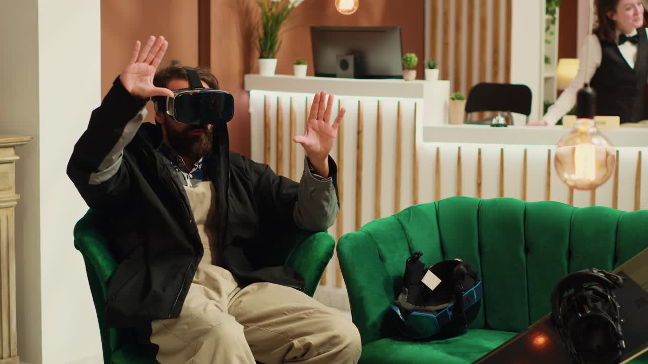 Traveler uses virtual reality technology