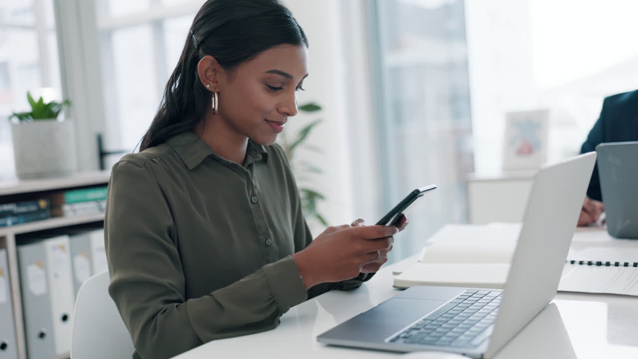 teléfono, portátil y una empleada en la oficina